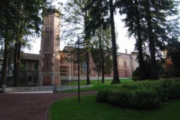 Parco neogotico con gigantesca parete trompe-l’oeil risalente alla seconda metà dell’Ottocento 