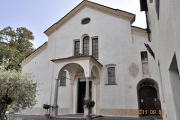 Il Monte Mesma (576 m) sorge in posizione panoramica. Su di esso sono collocati l’omonimo convento francescano e la chiesa. La vista di cui si gode è unica e suggestiva: la costa orientale del Lago d’Orta e, in lontananza, il Monte Rosa. La strada per salire al Convento era da principio molto ripida e faticosa, il novarese Francesco Strola, guardiano del Convento, iniziò l’opera di lastricamento di questa e pose la prima croce di legno insieme ad una colonna scolpita riportante la data di fondazione del Convento. Due strade diverse salgono da lati opposti: una dalla parte di Ameno, l’altra da Lortallo, ma su entrambe sorgono le Cappelle della Via Crucis realizzate da benefattori del posto e poi affrescate. Il Convento sorge sui resti di un castello che, nel XIII e XIV secolo, fu teatro di attriti tra il Comune di Novara e l’episcopato della stessa città.